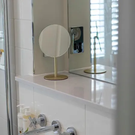 Hope Place View: Modern City Centre Apartment Bath Exterior photo