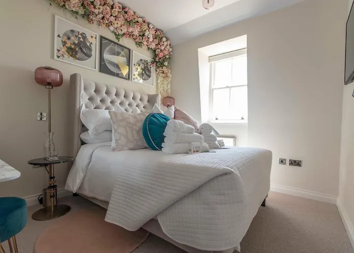 Beautiful, Modern Apartment In Hope Place Bath, 1 Bedroom Luxury City Centre Apartment With Beautiful City Views, A Stones Throw From The Royal Crescent In Bath