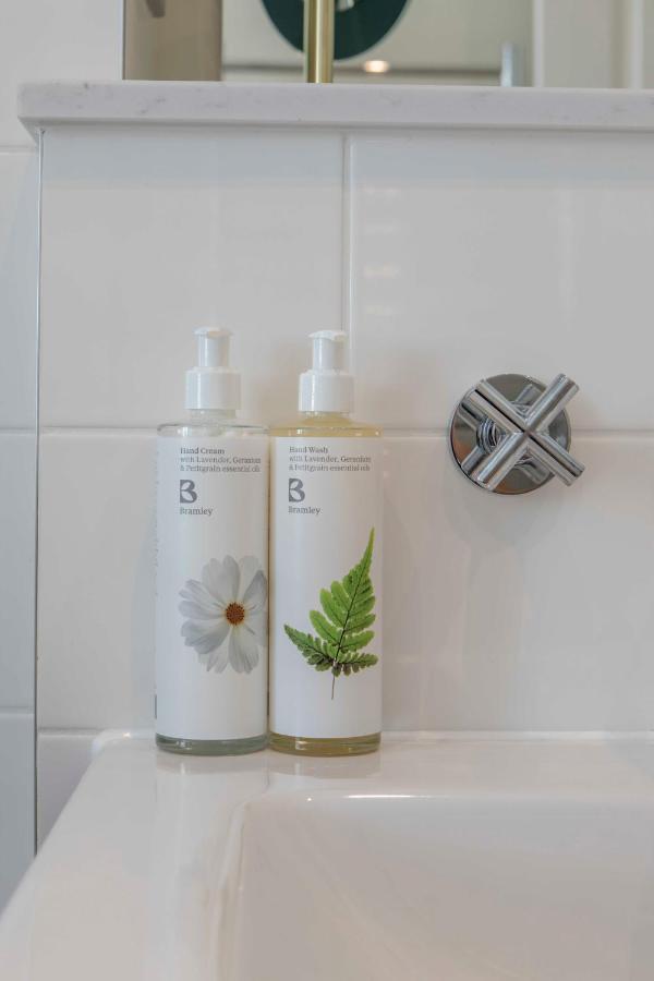 Hope Place View: Modern Centre Apartment Bath