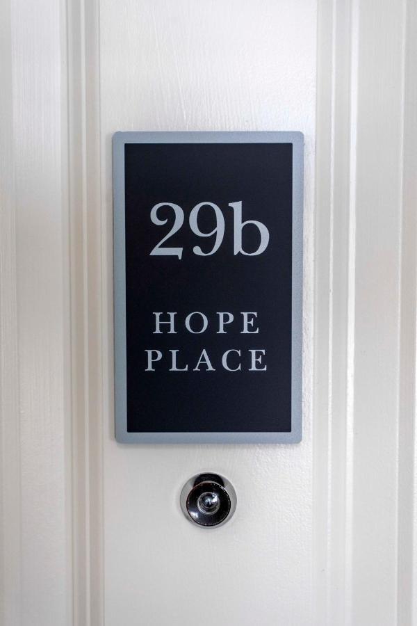 Hope Place View: Modern Centre Apartment Bath